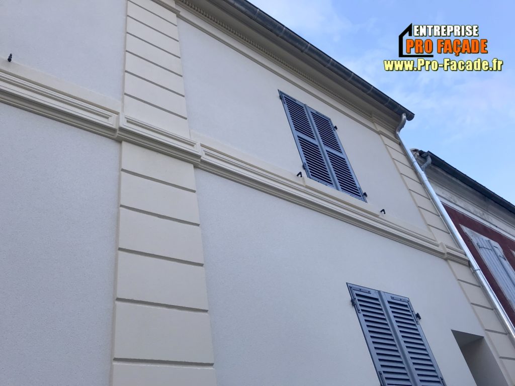 Des moulures de façades en imitation pierres