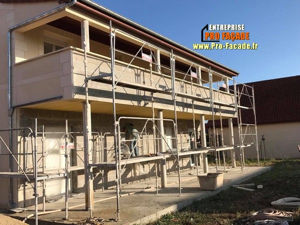 Chantier de Ravalement de façade sur Mondidier 80500 montage des échafaudages façade derrière